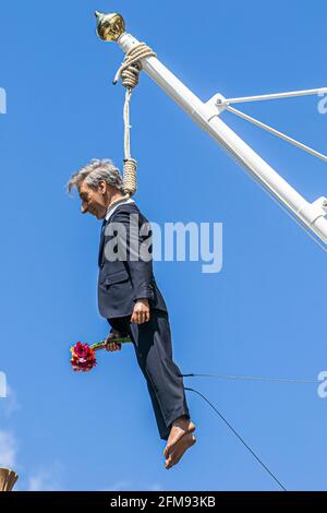 SAVILE ROW LONDON 7. MAI 2021. Eine Skulptur des italienischen Künstlers Maurizio Cattelan eines Mannes, der einen Blumenstrauß in der Savile Row London an einer Schlinge an einem Fahnenmast hält. Credit amer Ghazzal/Alamy Live News Stockfoto