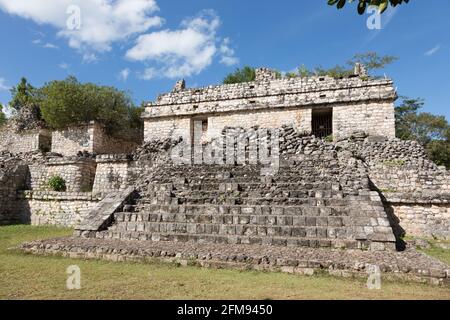 Einer der Zwillinge, zwei nahezu identische nebeneinander in den Maya-Ruinen von Ek Balam, Yucatan, Mexiko Stockfoto