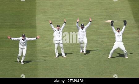 Warwickshires Wettscheine appellieren am zweiten Tag des LV = Insurance County Championship-Spiels in Edgbaston, Birmingham, erfolgreich an das Wicket von Daryl Mitchell in Worcestershire. Bilddatum: Freitag, 7. Mai 2021. Stockfoto