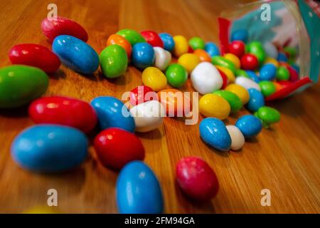 Bunte Schokoladen-Bonbons auf einem Tisch Stockfoto