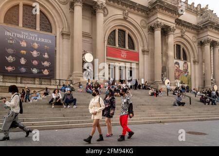 Besucher im Metropolitan Museum of Art in New York am Donnerstag, den 6. Mai 2021. (ÂPhoto von Richard B. Levine) Stockfoto