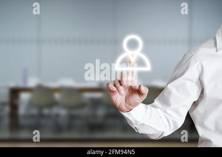 Drücken Sie das Mitarbeitersymbol auf einem virtuellen Bildschirm mit männlicher Hand. Konzept zur Teambildung oder Rekrutierung. Stockfoto