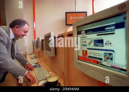 KEN LIVINGSTONE BÜRGERMEISTER VON LONDON OKTOBER 2000WENT ZU EINEM INTERNET-CAFÉ IN VICTORIA HEUTE, UM EINEN NEUEN SERVICE, DER REISENDE ERMÖGLICHEN WIRD, EINE TRAVELCARD ONLINE ZU BESTELLEN Stockfoto