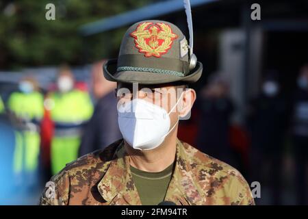 Campobasso, Italia - 6 maggio 2021: Il Commissario per l'Emergenza Francesco Paolo Figliulo annuncia l'avvio delle vacinazioni anti covid per gli over 50 in tutta italia dal prossimo 11 maggio Stockfoto