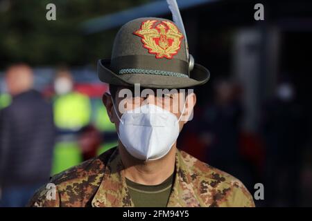 Campobasso, Italia - 6 maggio 2021: Il Commissario per l'Emergenza Francesco Paolo Figliulo annuncia l'avvio delle vacinazioni anti covid per gli over 50 in tutta italia dal prossimo 11 maggio Stockfoto