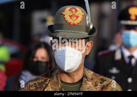 Campobasso, Italia - 6 maggio 2021: Il Commissario per l'Emergenza Francesco Paolo Figliulo annuncia l'avvio delle vacinazioni anti covid per gli over 50 in tutta italia dal prossimo 11 maggio Stockfoto