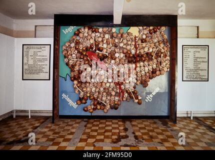 Kambodscha gefüllt mit Schädeln. Wandgemälde im Tuol Sleng Memorial. Das Tuol Sleng Genozid Museum ist das ehemalige Khmer Rouge Gefängnis S-21. Es erinnert an die c Stockfoto