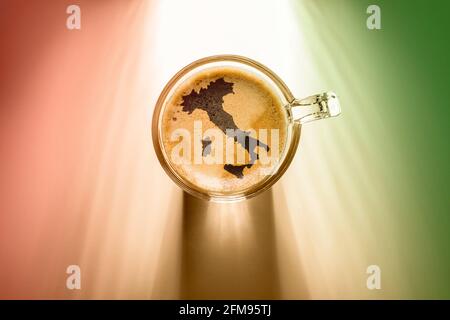 Kaffeetasse mit italien Kartenschild, Draufsicht auf Hintergrund mit Sonnenlicht. Stockfoto