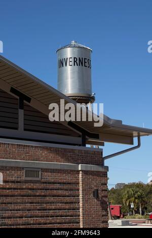 Eine Nachbildung eines alten Wasserturms im neuen Depot District im Liberty Park in Inverness, FL Stockfoto