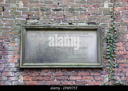 Steintafel im Kirchhof der Peterkirche in Prestbury Stockfoto