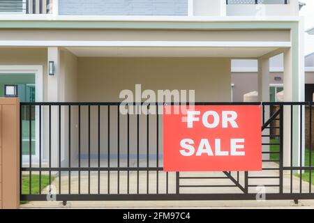 Hausverkauf Schild hängt am Zaun der Haustüre, um Interessenten zu melden, um Kontakt aufzunehmen. Stockfoto