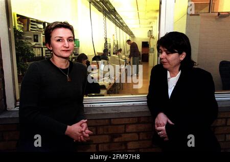 HELENE GULDBURG (L) JANUAR 2000 UND CLAIRE FOX (R) SIND MITHERAUSGEBER DER L&M MAGAZINE Stockfoto