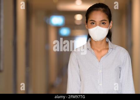 Asiatische Frau trägt Gesichtsmaske zum Schutz vor Coronavirus Covid-19 Horizontale Aufnahme Stockfoto