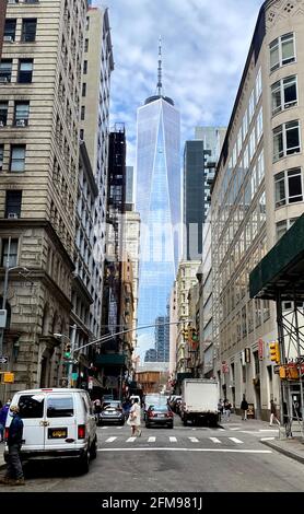 Der Blick nach Westen auf die Fulton Street eröffnet einen dramatischen Blick auf den Freedom Tower, der sich geradeaus in Lower Manhattan erhebt. Stockfoto