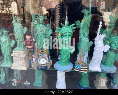 Freiheitsstatue und andere Souvenirs im Fenster eines New Yorker Geschenkeladen. Stockfoto