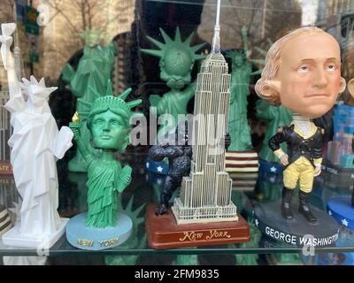 Freiheitsstatue und andere Souvenirs im Fenster eines New Yorker Geschenkeladen. Stockfoto