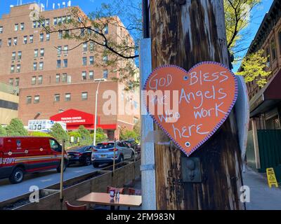 Ein herzliches Dankeschön an wichtige Mitarbeiter, die vor dem Eingang der Notaufnahme des New York Presbyterian Brooklyn Methodist Hospital im Park Slope-Viertel von Brooklyn, New York, untergebracht sind. Stockfoto