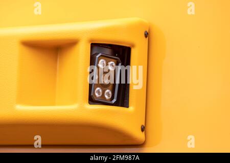 Detailbild einer an der Seite von montierten Kamera Ein gelber Schulbus Stockfoto