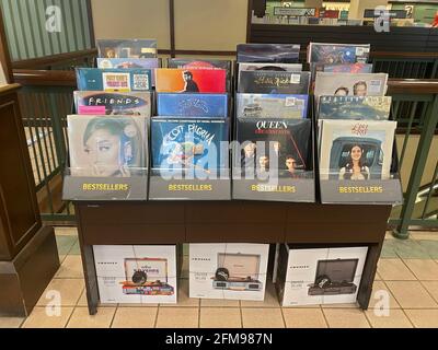 Schallplatten sind in den letzten Jahren wieder aufgetaucht, wie diese Ausstellung von Schallplatten und Plattenspielern, die in einem Barnes & Noble Store in Brooklyn, New York, zum Verkauf angeboten werden. Stockfoto