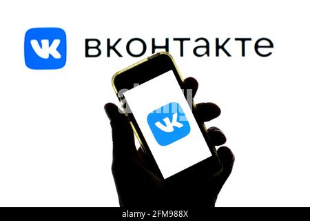 Barcelona, Katalonien, Spanien. Mai 2021. In dieser Abbildung wird eine VKontakte-App auf einem Smartphone mit dem VKontakte-Logo im Hintergrund angezeigt. Quelle: Thiago Prudencio/DAX/ZUMA Wire/Alamy Live News Stockfoto