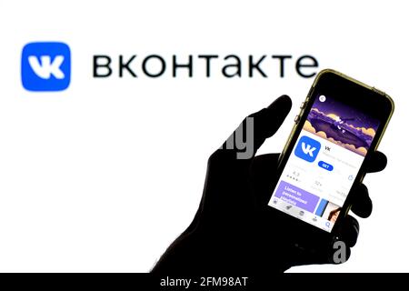 Barcelona, Katalonien, Spanien. Mai 2021. In dieser Abbildung wird eine VKontakte-App im App Store auf einem Smartphone mit dem VKontakte-Logo im Hintergrund angezeigt. Quelle: Thiago Prudencio/DAX/ZUMA Wire/Alamy Live News Stockfoto