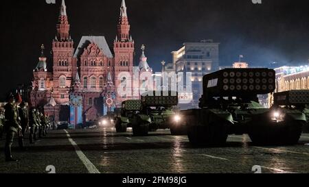 Blick auf mehrere Raketenabschusssysteme auf dem Roten Platz.militarisierte Organisationen unter der Führung des russischen Verteidigungsministeriums am Vorabend des Siegestages des sowjetischen Volkes im Großen Vaterländischen Krieg Proben eine Militärparade auf dem Roten Platz. Nachts ist das Zentrum Moskaus für die Öffentlichkeit geschlossen, und das Militär führt zusammen mit der Ausrüstung eine Generalprobe durch. Stockfoto