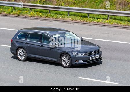 2015 VW Volkswagen Passat SE TDI Bluemotion Estate; Fahrzeugverkehr, Fahrzeuge, Autos, Fahrzeuge, die auf britischen Straßen fahren, Motoren, Fahren auf der Autobahn M6, britisches Straßennetz. Stockfoto