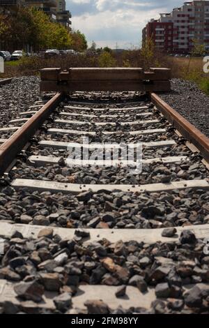 Das Ende der Eisenbahn, ein Betonblock markiert das Ende Stockfoto