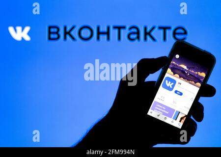 Barcelona, Katalonien, Spanien. Mai 2021. In dieser Abbildung wird eine VKontakte-App im App Store auf einem Smartphone mit dem VKontakte-Logo im Hintergrund angezeigt. Quelle: Thiago Prudencio/DAX/ZUMA Wire/Alamy Live News Stockfoto