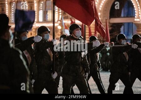 Moskau, Russland. Mai 2021. Soldaten mit Kriegshelmen marschieren auf dem Roten Platz.militarisierte Organisationen unter der Führung des russischen Verteidigungsministeriums am Vorabend des Siegestages des sowjetischen Volkes im Großen Vaterländischen Krieg Proben eine Militärparade auf dem Roten Platz. Nachts ist das Zentrum Moskaus für die Öffentlichkeit geschlossen, und das Militär führt zusammen mit der Ausrüstung eine Generalprobe durch. Kredit: Mihail Tokmakov/SOPA Images/ZUMA Wire/Alamy Live Nachrichten Stockfoto