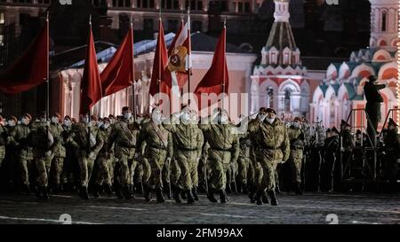 Moskau, Russland. Mai 2021. Die Nationalgarden marschieren mit Flaggen auf dem Roten Platz.Militarisierte Organisationen unter der Führung des russischen Verteidigungsministeriums am Vorabend des Siegestages des sowjetischen Volkes im Großen Vaterländischen Krieg Proben eine Militärparade auf dem Roten Platz. Nachts ist das Zentrum Moskaus für die Öffentlichkeit geschlossen, und das Militär führt zusammen mit der Ausrüstung eine Generalprobe durch. Kredit: Mihail Tokmakov/SOPA Images/ZUMA Wire/Alamy Live Nachrichten Stockfoto