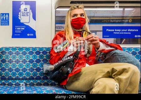 London, Großbritannien. Mai 2021. Die U-Bahn ist auf dem beschäftigt, da die nächste Stufe der Lockerung der nationalen Lockerung in Kraft tritt. Kredit: Guy Bell/Alamy Live Nachrichten Stockfoto