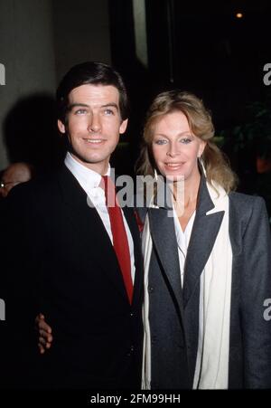 Pierce Brosnan und Cassandra Harris um die 1980er Jahre Credit: Ralph Dominguez/MediaPunch Stockfoto