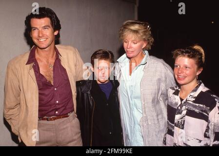 Pierce Brosnan mit Chris Brosnan, Cassandra Harris und Charlotte Brosnan um 1985 Credit: Ralph Dominguez/MediaPunch Stockfoto