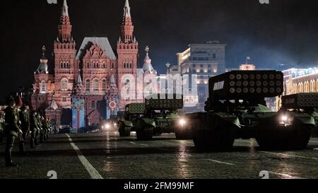 Moskau, Russland. Mai 2021. Blick auf mehrere Raketenabschusssysteme auf dem Roten Platz.militarisierte Organisationen unter der Führung des russischen Verteidigungsministeriums am Vorabend des Siegestages des sowjetischen Volkes im Großen Vaterländischen Krieg Proben eine Militärparade auf dem Roten Platz. Nachts ist das Zentrum Moskaus für die Öffentlichkeit geschlossen, und das Militär führt zusammen mit der Ausrüstung eine Generalprobe durch. Kredit: Mihail Tokmakov/SOPA Images/ZUMA Wire/Alamy Live Nachrichten Stockfoto