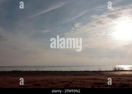 Blauer Himmel und Wolken am Morgen. Stockfoto