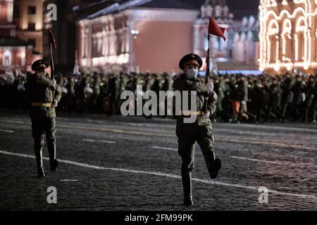 Moskau, Russland. Mai 2021. Soldaten der Front marschieren, während sie den Roten Platz verlassen.militarisierte Organisationen unter der Führung des russischen Verteidigungsministeriums am Vorabend des Siegestages des sowjetischen Volkes im Großen Vaterländischen Krieg Proben eine Militärparade auf dem Roten Platz. Nachts ist das Zentrum Moskaus für die Öffentlichkeit geschlossen, und das Militär führt zusammen mit der Ausrüstung eine Generalprobe durch. Kredit: Mihail Tokmakov/SOPA Images/ZUMA Wire/Alamy Live Nachrichten Stockfoto