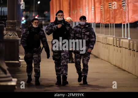 4. Mai 2021, Moskau, Russland: Die Polizei sah Patrouillen auf der Samoskvoretsky-Brücke. Militarisierte Organisationen unter der Führung des russischen Verteidigungsministeriums am Vorabend des Siegestages des sowjetischen Volkes im Großen Vaterländischen Krieg Proben eine Militärparade auf dem Roten Platz. Nachts ist das Zentrum Moskaus für die Öffentlichkeit geschlossen, und das Militär führt zusammen mit der Ausrüstung eine Generalprobe durch. (Bild: © Mihail Tokmakov/SOPA Images via ZUMA Wire) Stockfoto