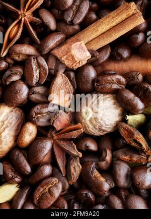 Nahaufnahme von Kaffeebohnen, Anise, Zimtstange, Kardamom-Schoten und Muskatnuss, selektiver Fokus. Stockfoto