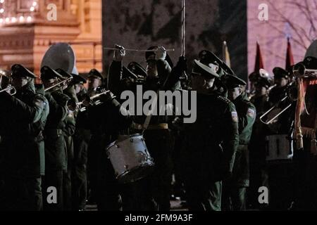 4. Mai 2021, Moskau, Russland: Ein Orchester spielt einen Gegen-marsch. Militarisierte Organisationen unter der Führung des russischen Verteidigungsministeriums am Vorabend des Siegestages des sowjetischen Volkes im Großen Vaterländischen Krieg Proben eine Militärparade auf dem Roten Platz. Nachts ist das Zentrum Moskaus für die Öffentlichkeit geschlossen, und das Militär führt zusammen mit der Ausrüstung eine Generalprobe durch. (Bild: © Mihail Tokmakov/SOPA Images via ZUMA Wire) Stockfoto