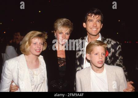 Pierce Brosnan mit Chris Brosnan, Cassandra Harris und Charlotte Brosnan um 1986 Credit: Ralph Dominguez/MediaPunch Stockfoto