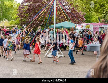 Tanzen rund um den Maibaum. Mayday Feiern in einem Dorf von Devon. Stockfoto