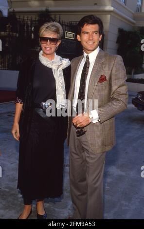 Pierce Brosnan und Cassandra Harris um die 1980er Jahre Credit: Ralph Dominguez/MediaPunch Stockfoto