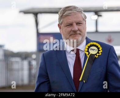 Edinburgh, Großbritannien. Mai 2021. Im Bild: Angus Robertson, SNP-Kandidat für Edinburgh Central, trifft beim Grafen ein. Die Zählung für die schottische Parlamentswahl in der Region Lothian 2021, die im Royal Highland Centre in Edinburgh stattfindet. Kredit: Rich Dyson/Alamy Live Nachrichten Stockfoto