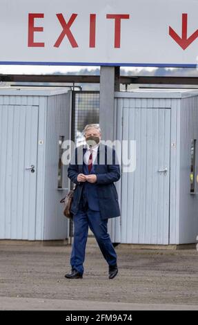 Edinburgh, Großbritannien. Mai 2021. Im Bild: Angus Robertson, SNP-Kandidat für Edinburgh Central, trifft beim Grafen ein. Die Zählung für die schottische Parlamentswahl in der Region Lothian 2021, die im Royal Highland Centre in Edinburgh stattfindet. Kredit: Rich Dyson/Alamy Live Nachrichten Stockfoto