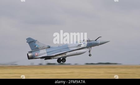 Evreux Airport Frankreich 14. JULI 2019 Seitenansicht von Militärflugzeugen, die mit Kopieplatz landen. Dassault Mirage 2000 der französischen Luftwaffe Stockfoto