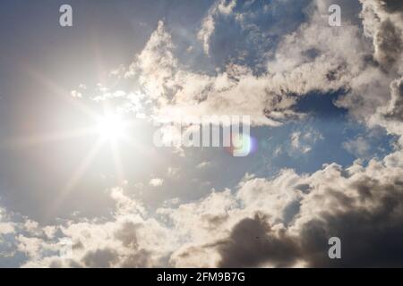 Cumulonimbus-Gewitterwolken über Miami Dade und Fort Lauderdale Beach Broward County in Südflorida mit strahlendem Sonnenschein und anamorphen Blendenflecken Stockfoto