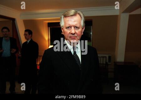 STEVEN NORRIS BEI EINEM KAMPAGNENMEETING, BEVOR ER HERAUSFINDET, OB ER SOLL WIEDER ALS TORY-KANDIDAT EINGESETZT WERDEN BÜRGERMEISTER VON LONDON Stockfoto