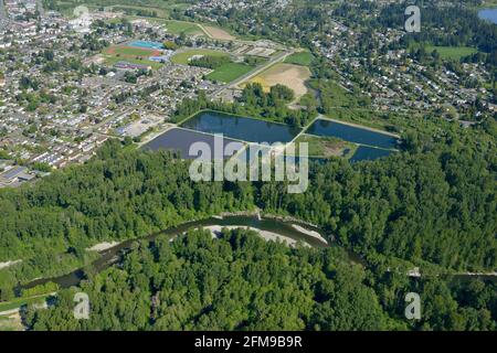 Luftaufnahme der Kläranlage der Joint Utilities mit dem Cowichan River im Vordergrund, Duncan, Vancouver Island, British Columb Stockfoto