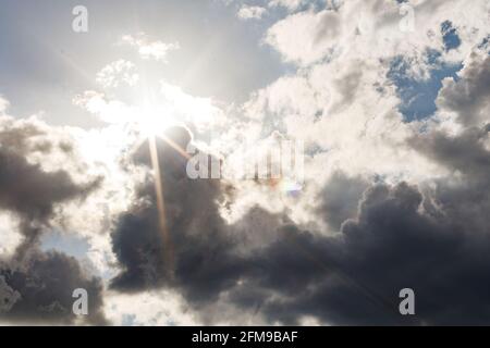 Cumulonimbus-Gewitterwolken über Miami Dade und Fort Lauderdale Beach Broward County in Südflorida mit strahlendem Sonnenschein und anamorphen Blendenflecken Stockfoto